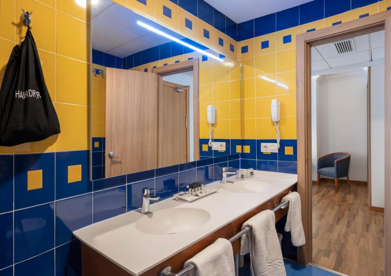 Habitación Doble con terraza y vistas al mar (2 adultos + 1 niño)