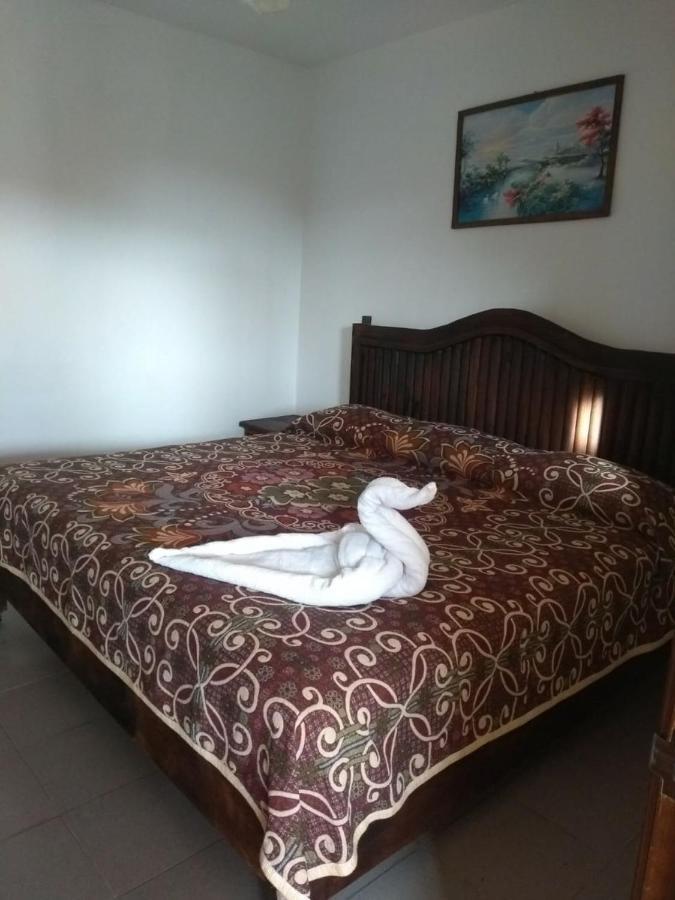 Habitación con cama extragrande.