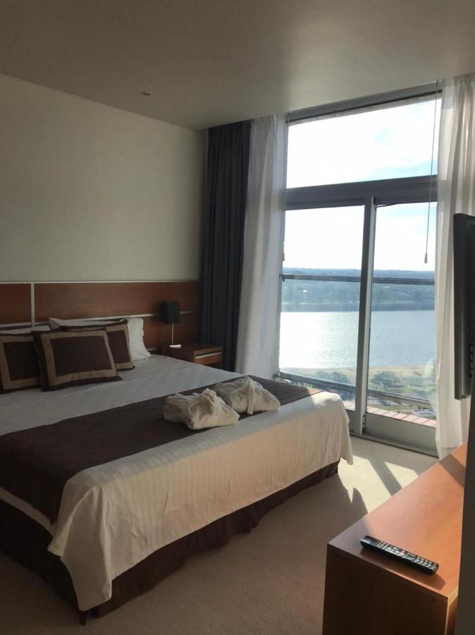 Suite con cama grande y balcón
