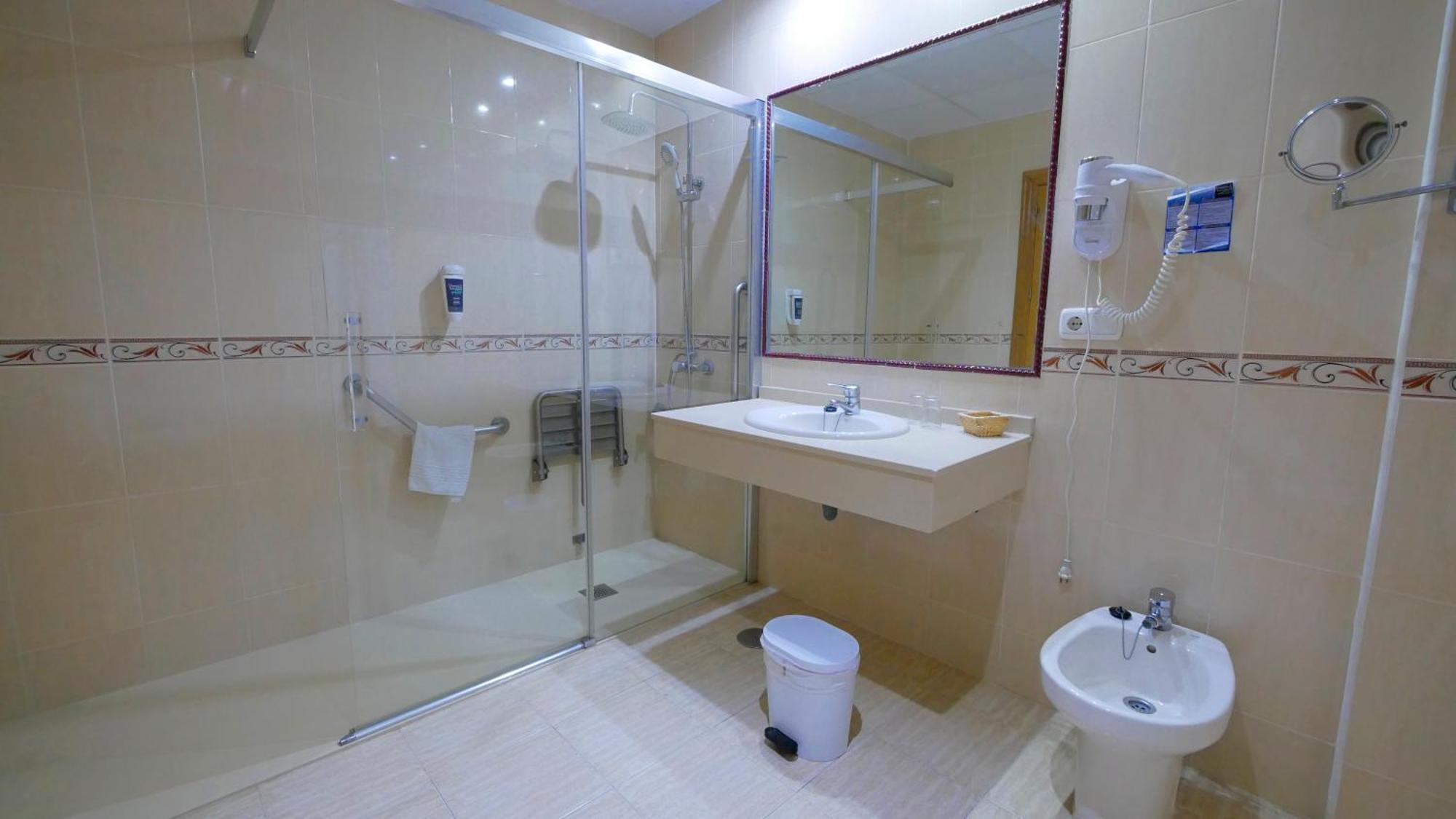Habitación Doble con cama supletoria (3 adultos)