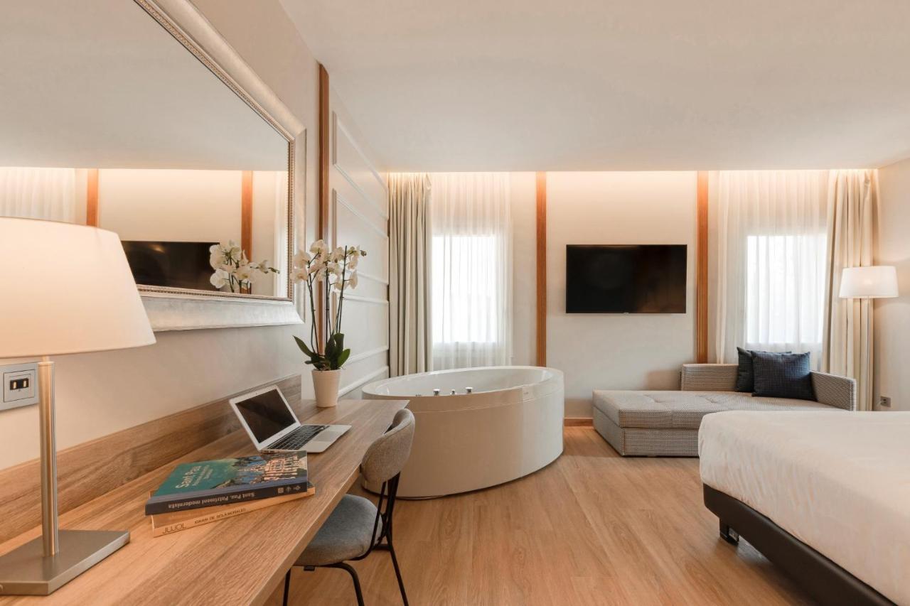 Habitación con cama extragrande y bañera de hidromasaje