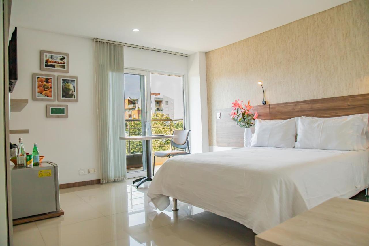 Habitación con cama grande y balcón