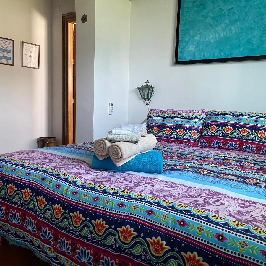 Habitación con cama extragrande y vistas al jardín