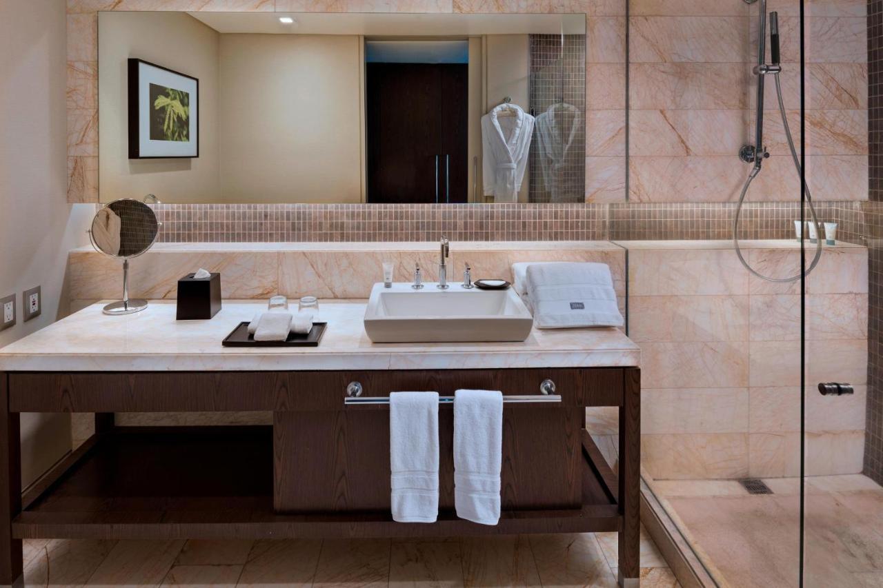 Habitación en planta superior con cama extragrande y acceso al club lounge