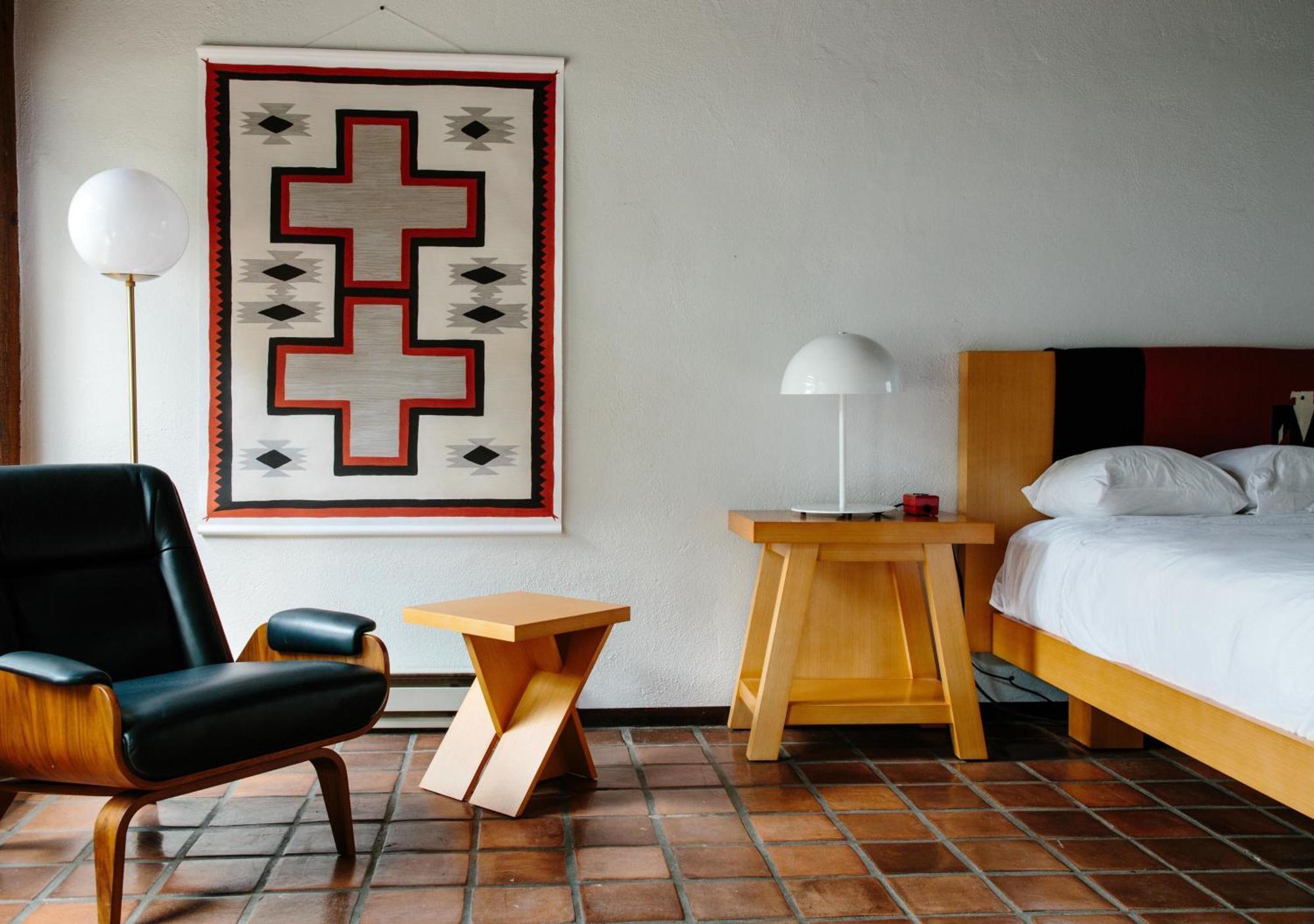 Habitación con cama extragrande y patio