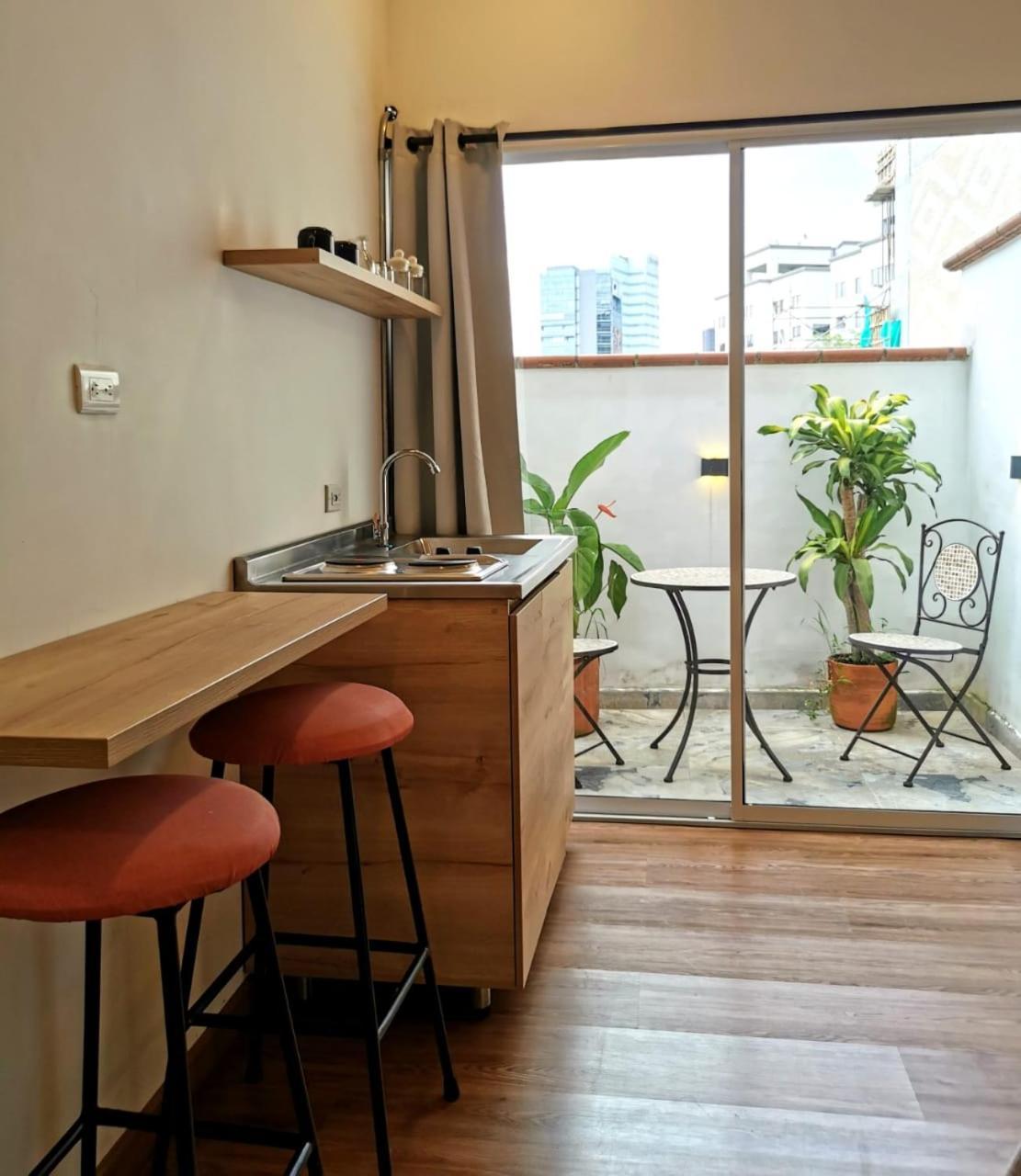 Estudio con balcón