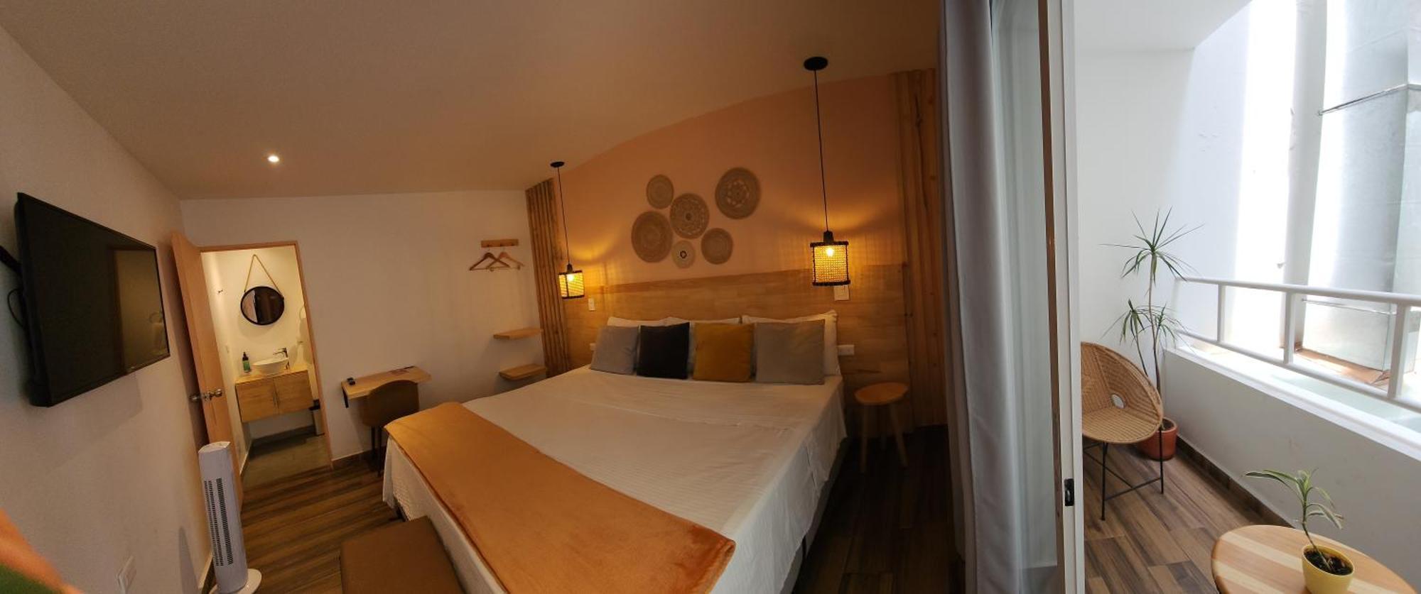 Habitación con cama extragrande y balcón