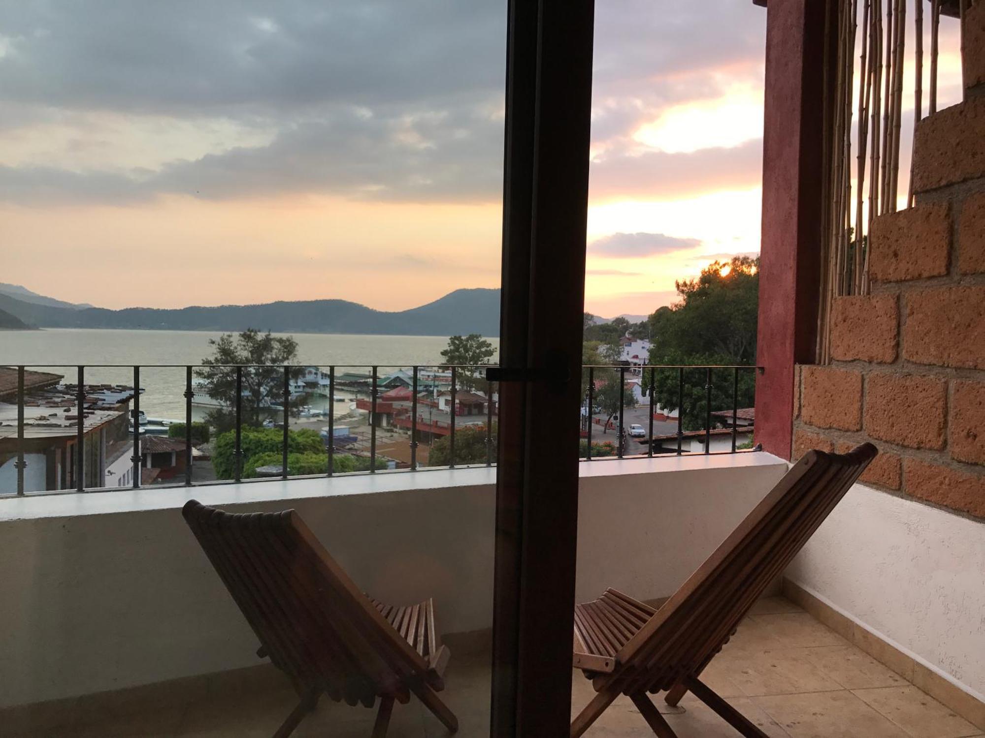 Suite con bañera de hidromasaje y cama grande