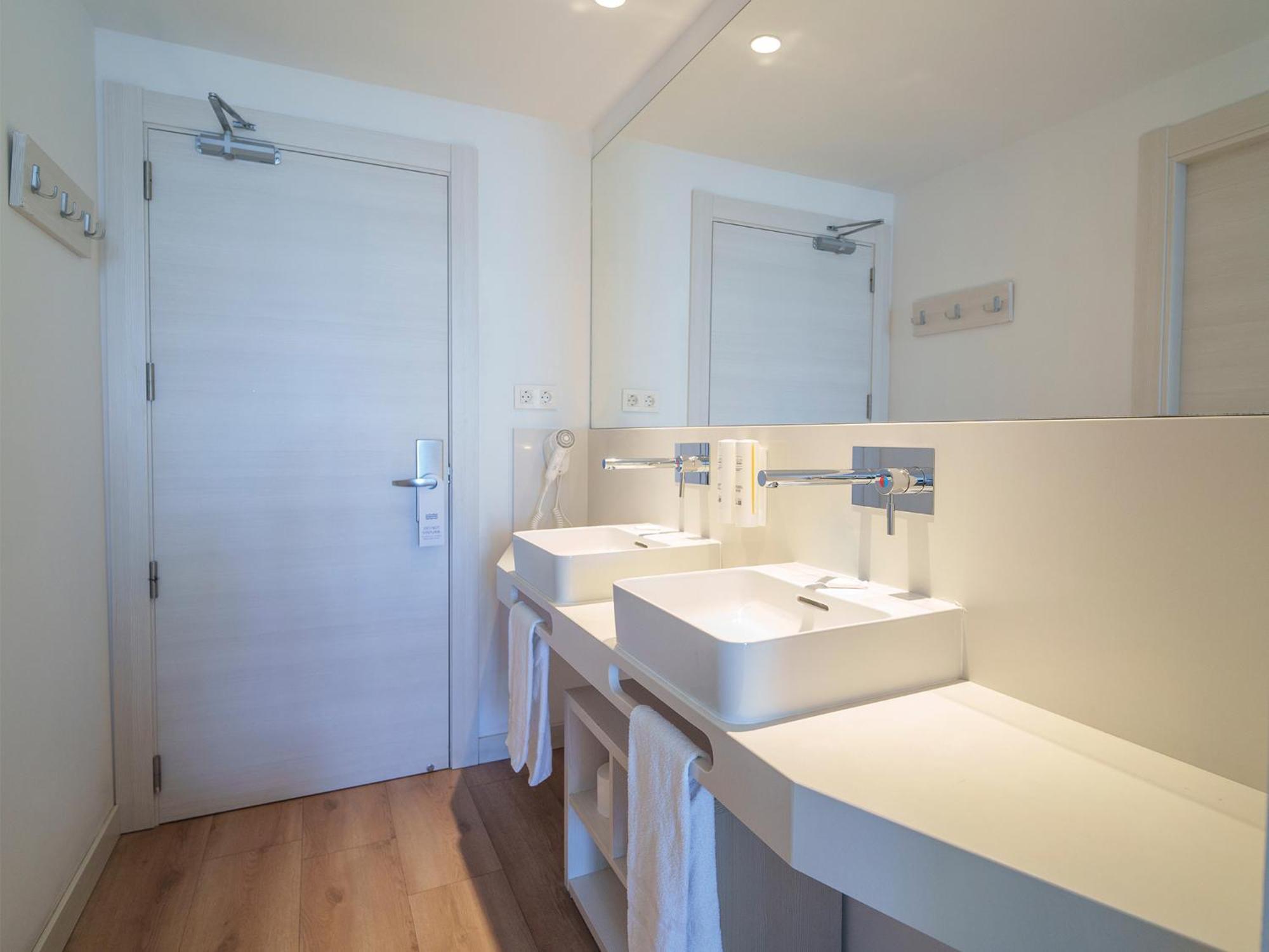 Habitación con cama grande y vistas al mar
