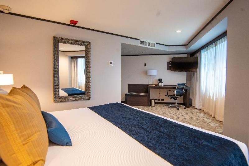 Habitación con cama extragrande y vistas al jardín