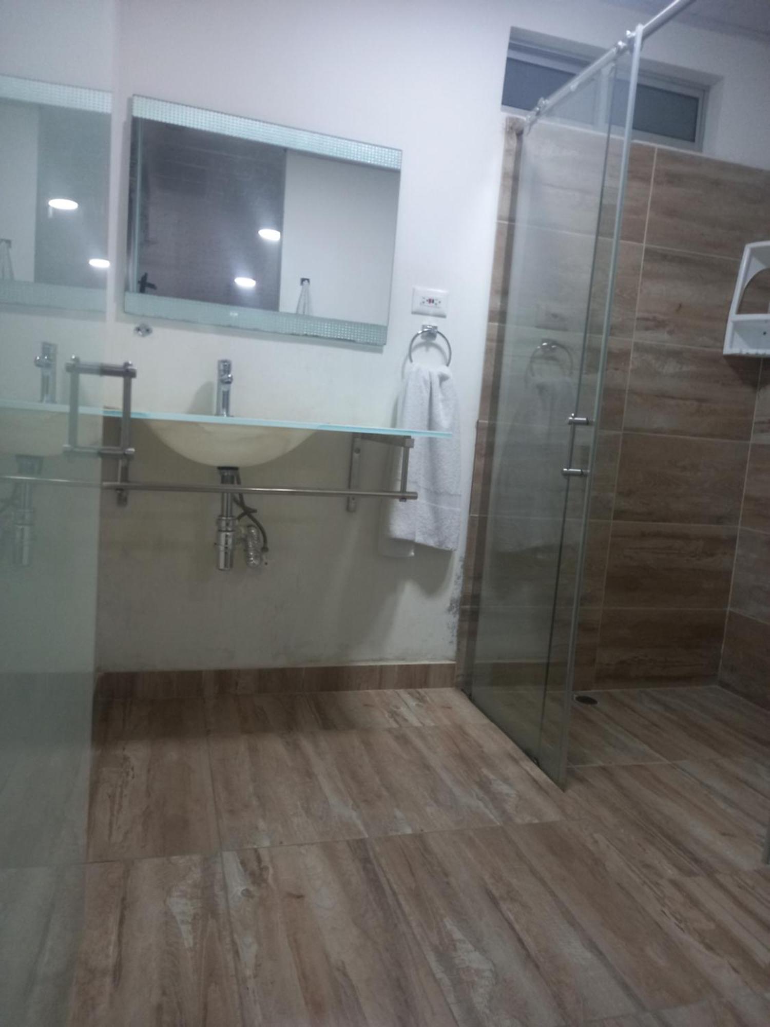 Habitación con cama grande