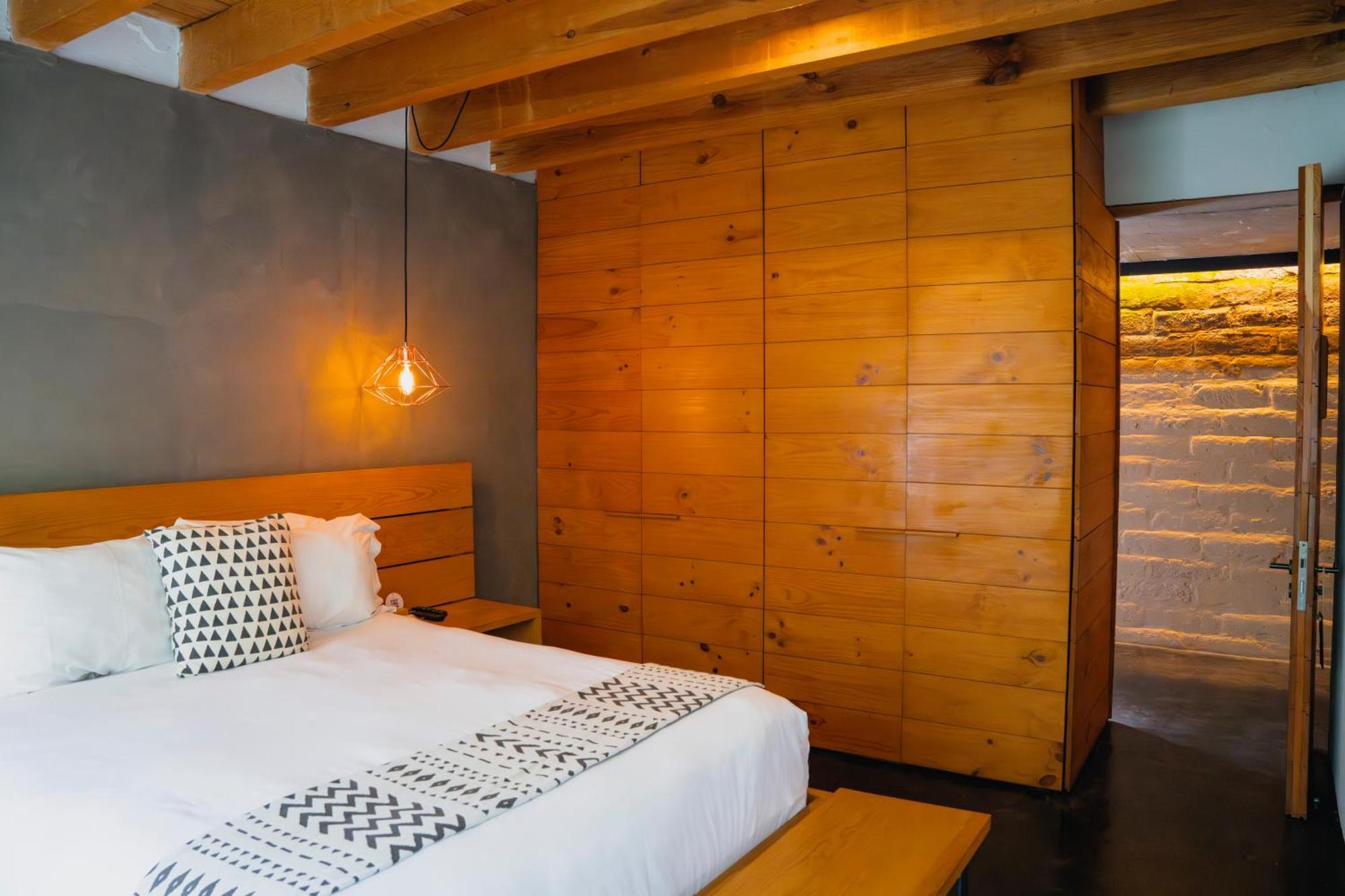 Habitación con cama grande