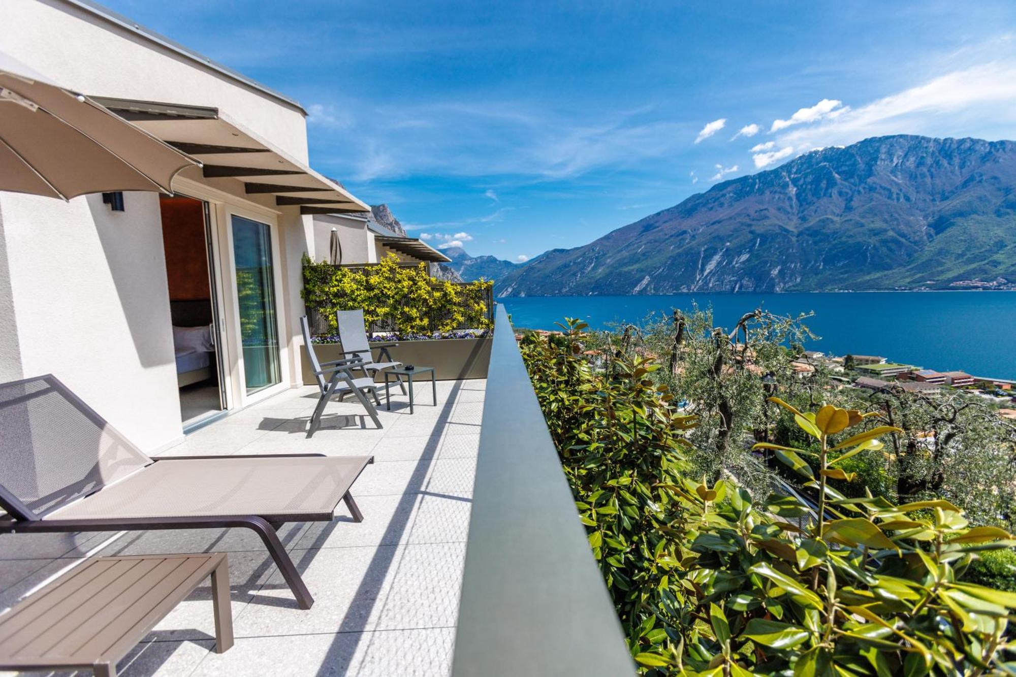 Junior Suite con Balcone, Vista Lago Panoramica e Vasca Idromassaggio