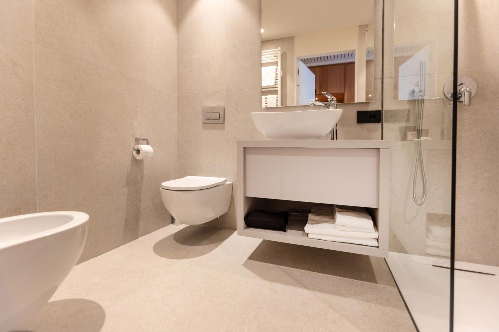 Junior Suite con Balcone, Vista Lago e Vasca Idromassaggio (2 Adulti + 1 Bambino)