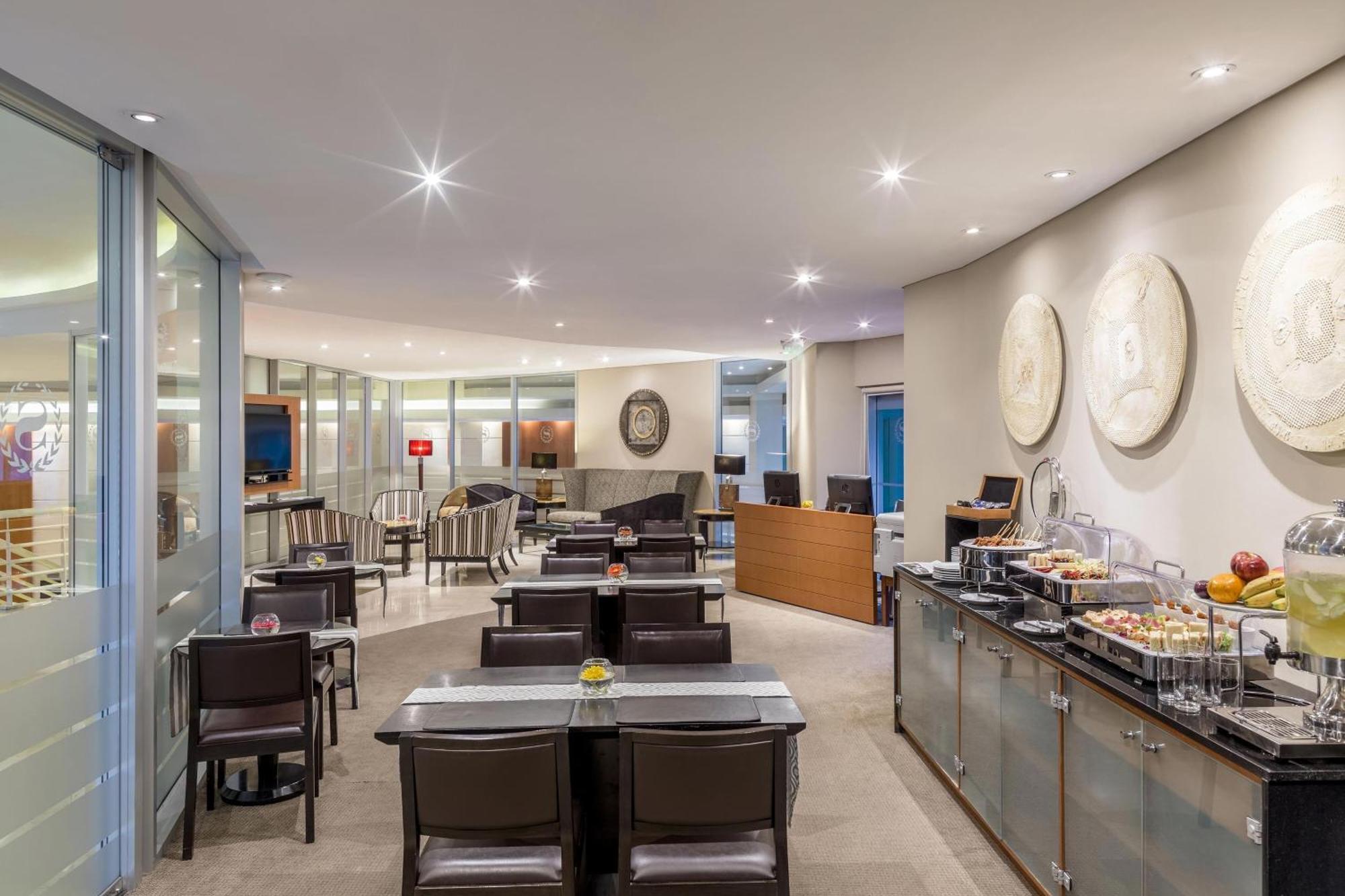 Suite Executive con cama extragrande y acceso al club lounge