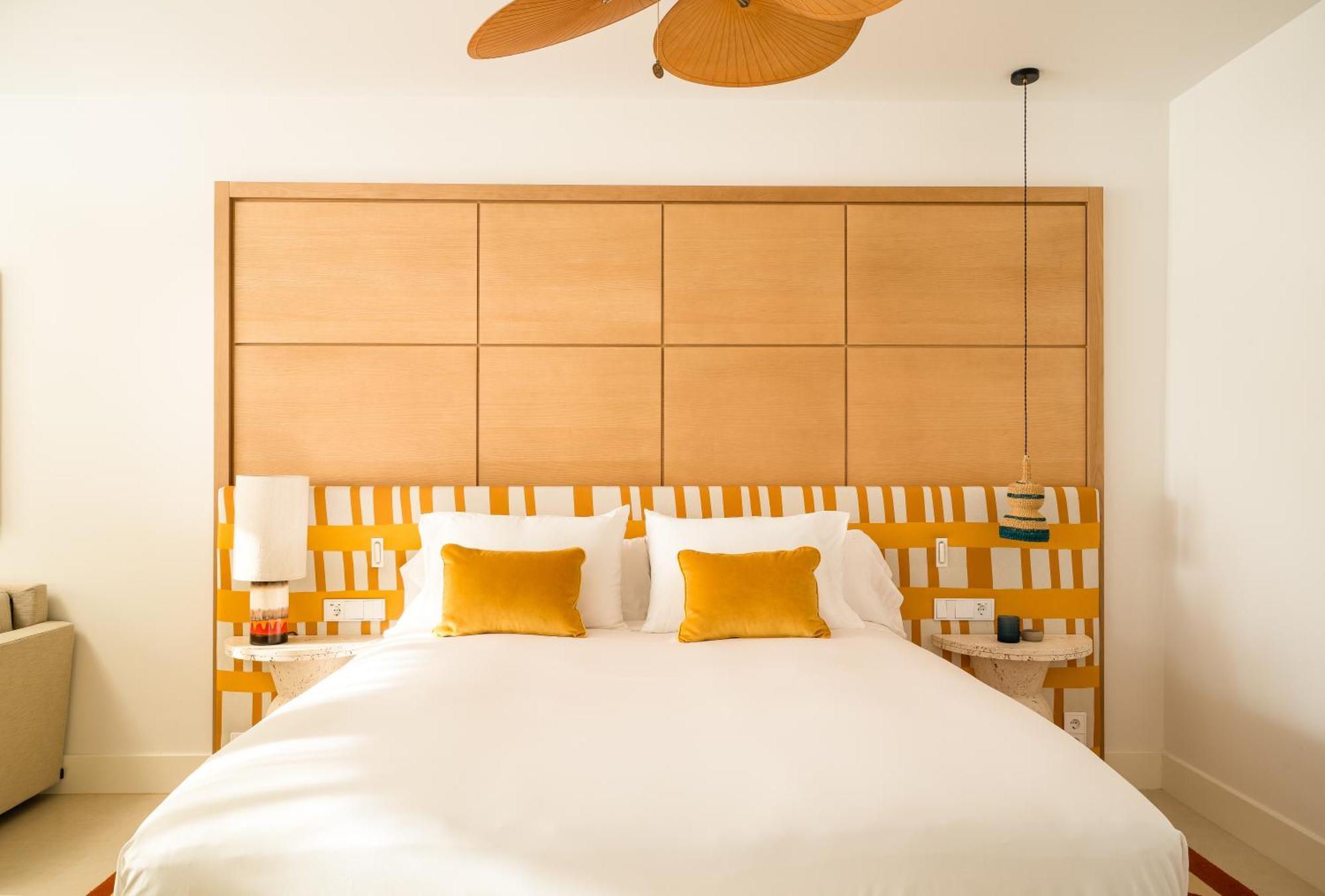 Suite Estudio con cama extragrande, balcón y sofá cama - Adaptada para personas con movilidad reducida