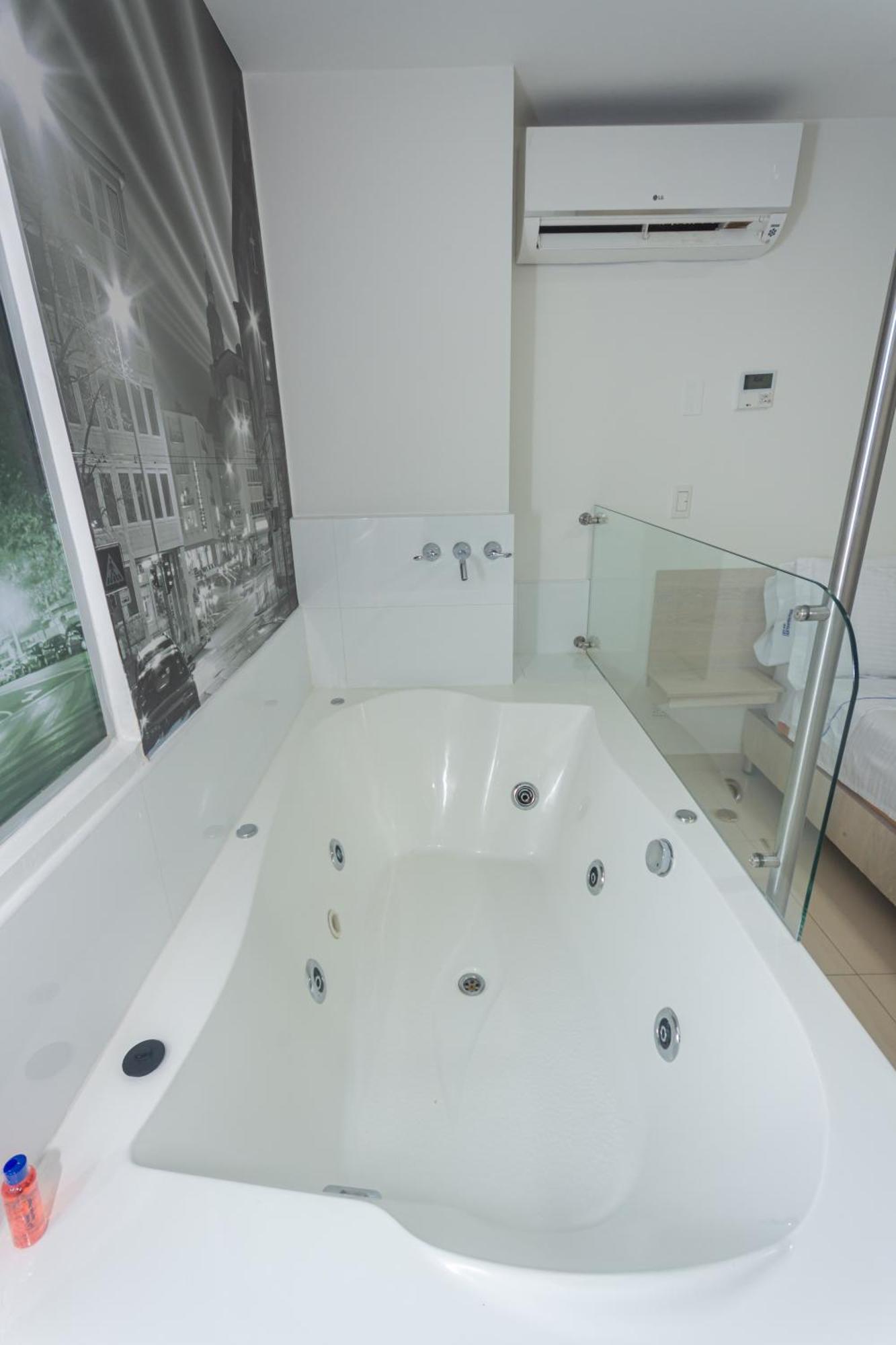 Suite with Hot Tub,1717133529:JPEG