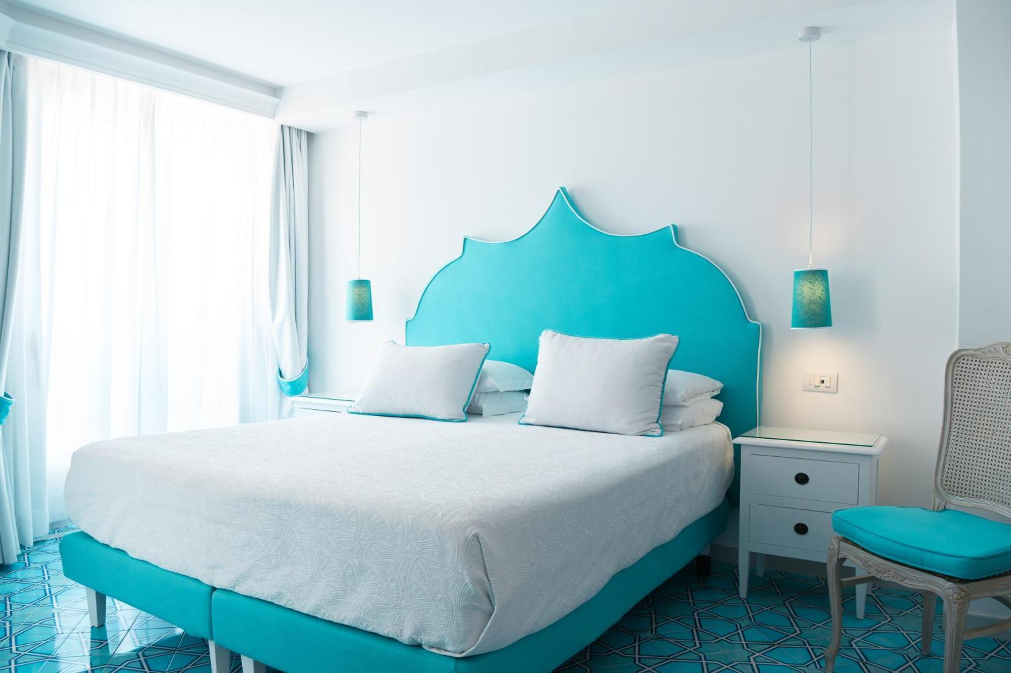 Suite con Vasca Idromassaggio Interna e Vista Mare