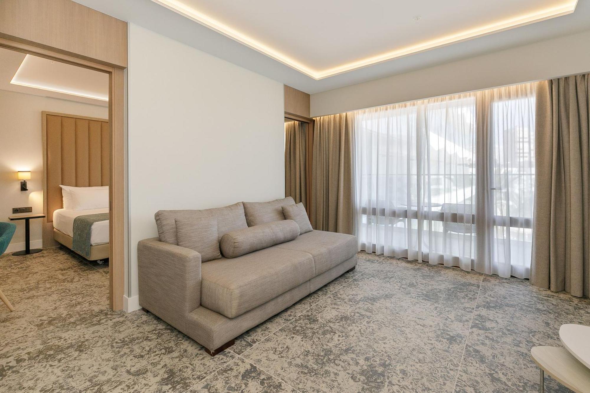 Suite Sol con vistas laterales al mar (2 adultos + 2 niños)