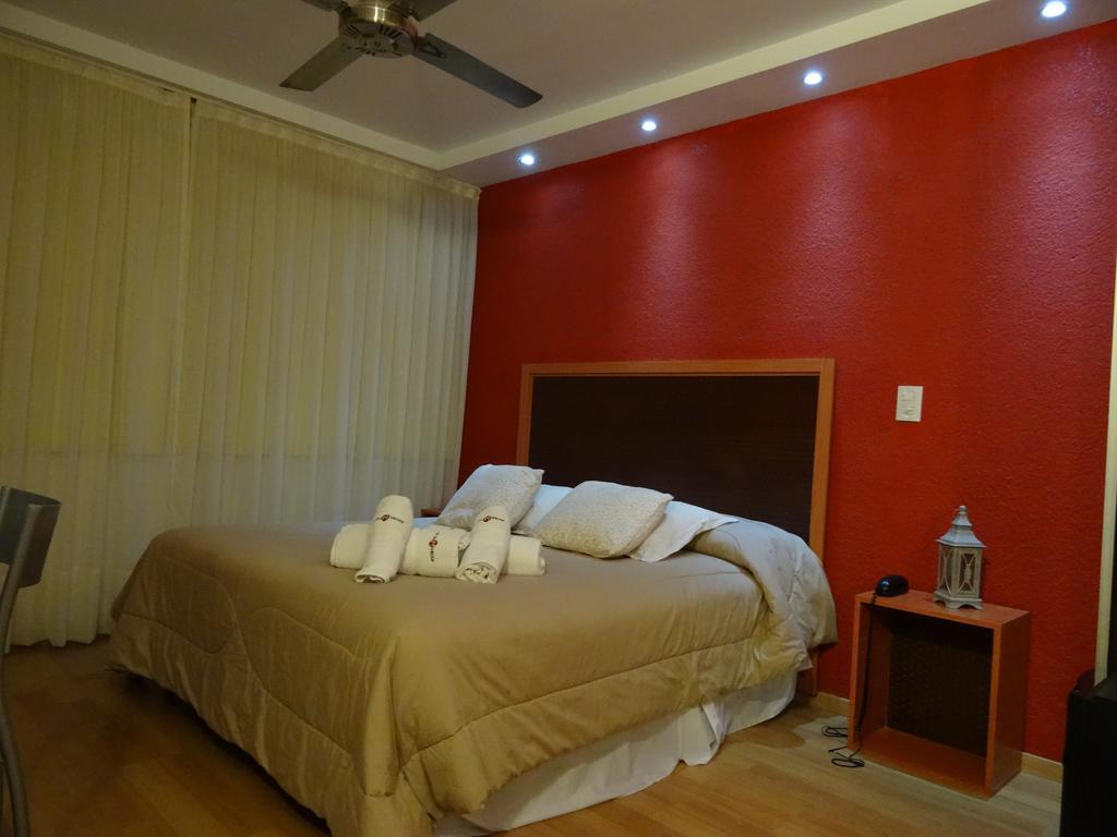 Habitación con cama grande y bañera de hidromasaje