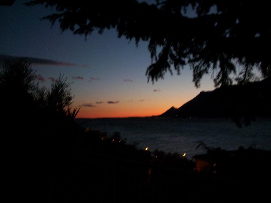 Camera Matrimoniale/Doppia con Letti Singoli con Vista Lago.