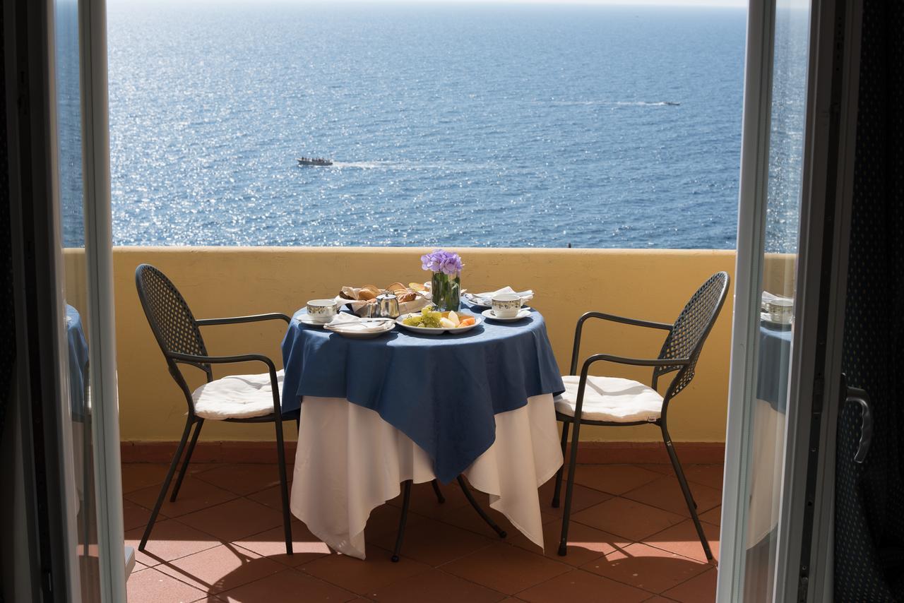 Camera Matrimoniale Deluxe con Balcone e Vista Mare