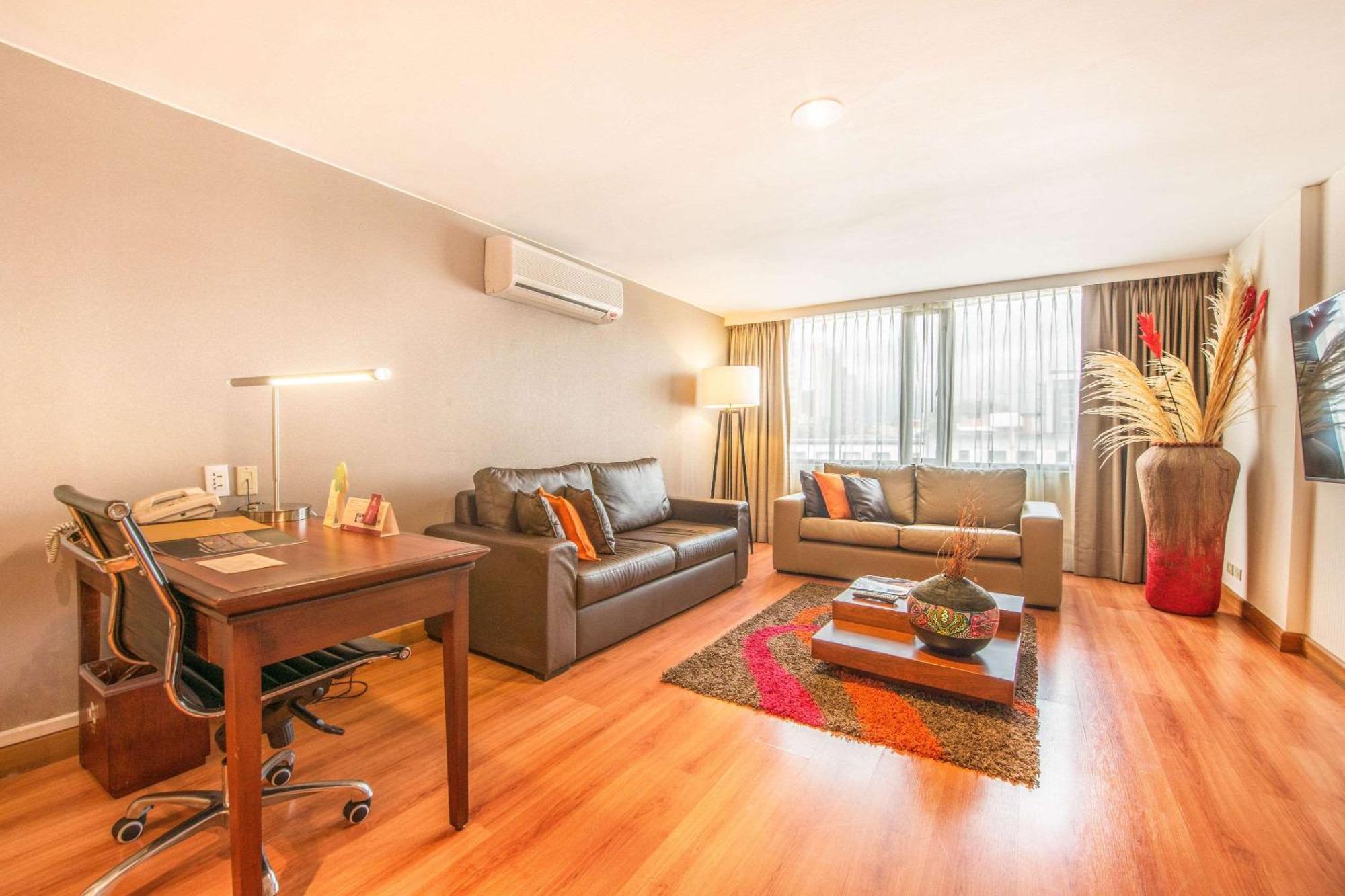 King Suite with Bathtub - Non-Smoking,685384512:JPEG