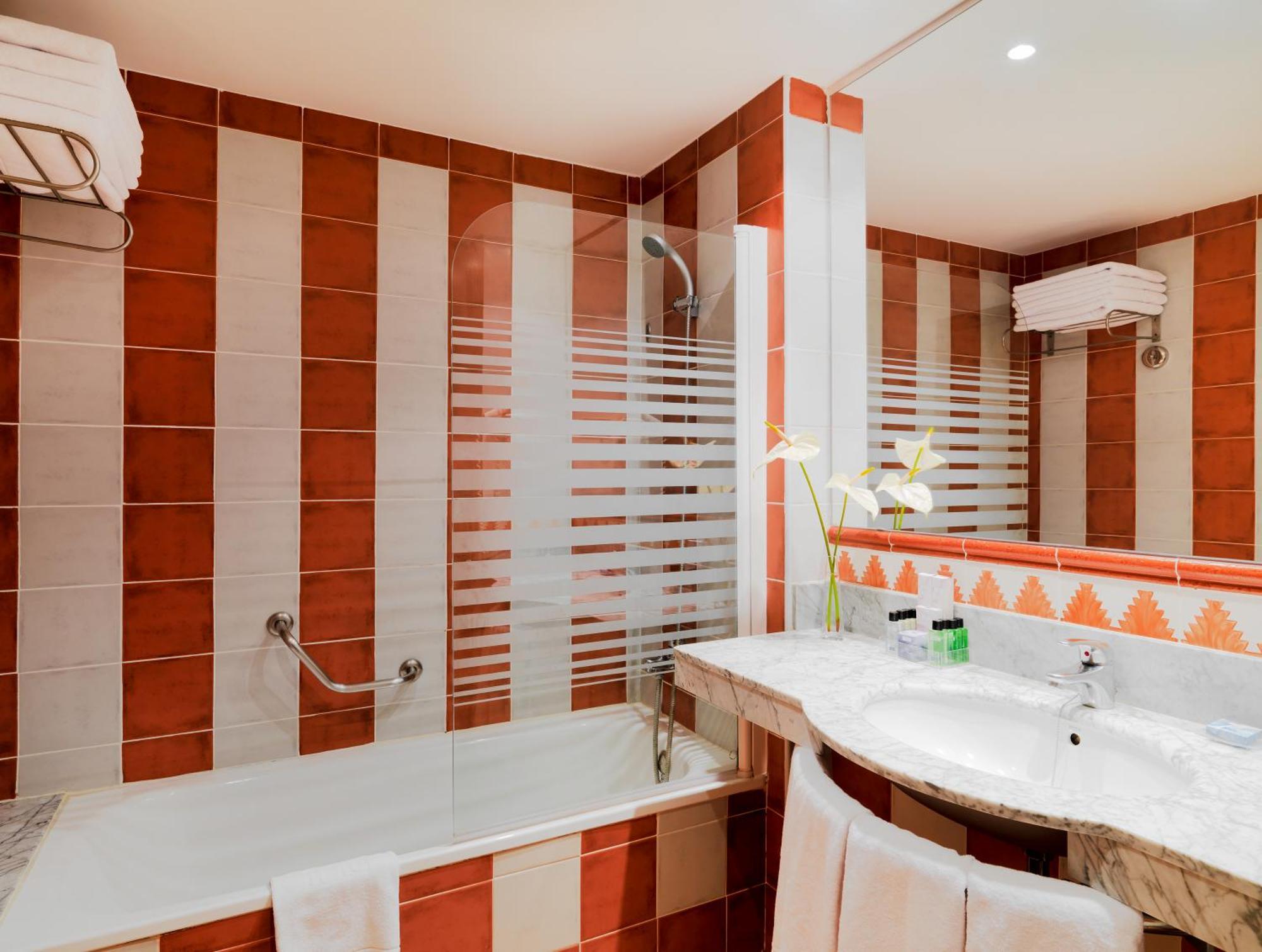 Habitación Doble con cama supletoria y vistas a la piscina (2 adultos + 1 niño de hasta 10 años) - 1 o 2 camas