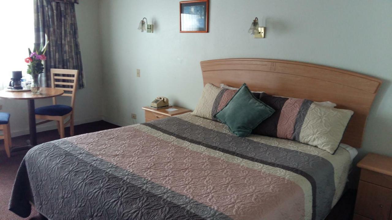 Habitación con cama extragrande.