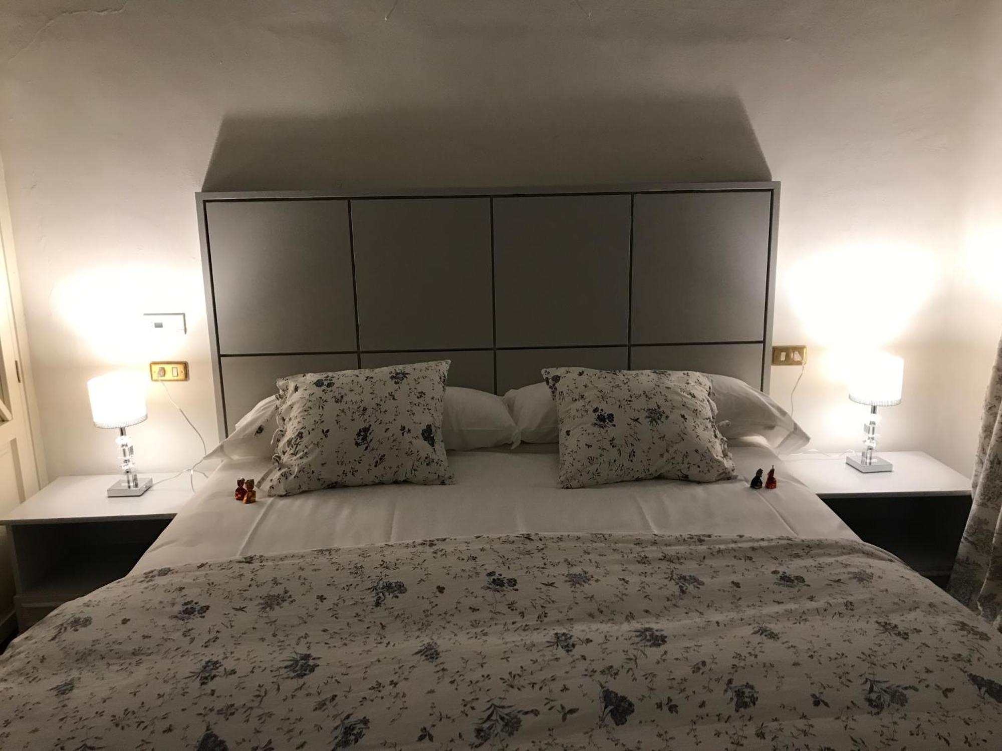 Habitación con cama extragrande y vistas a la montaña