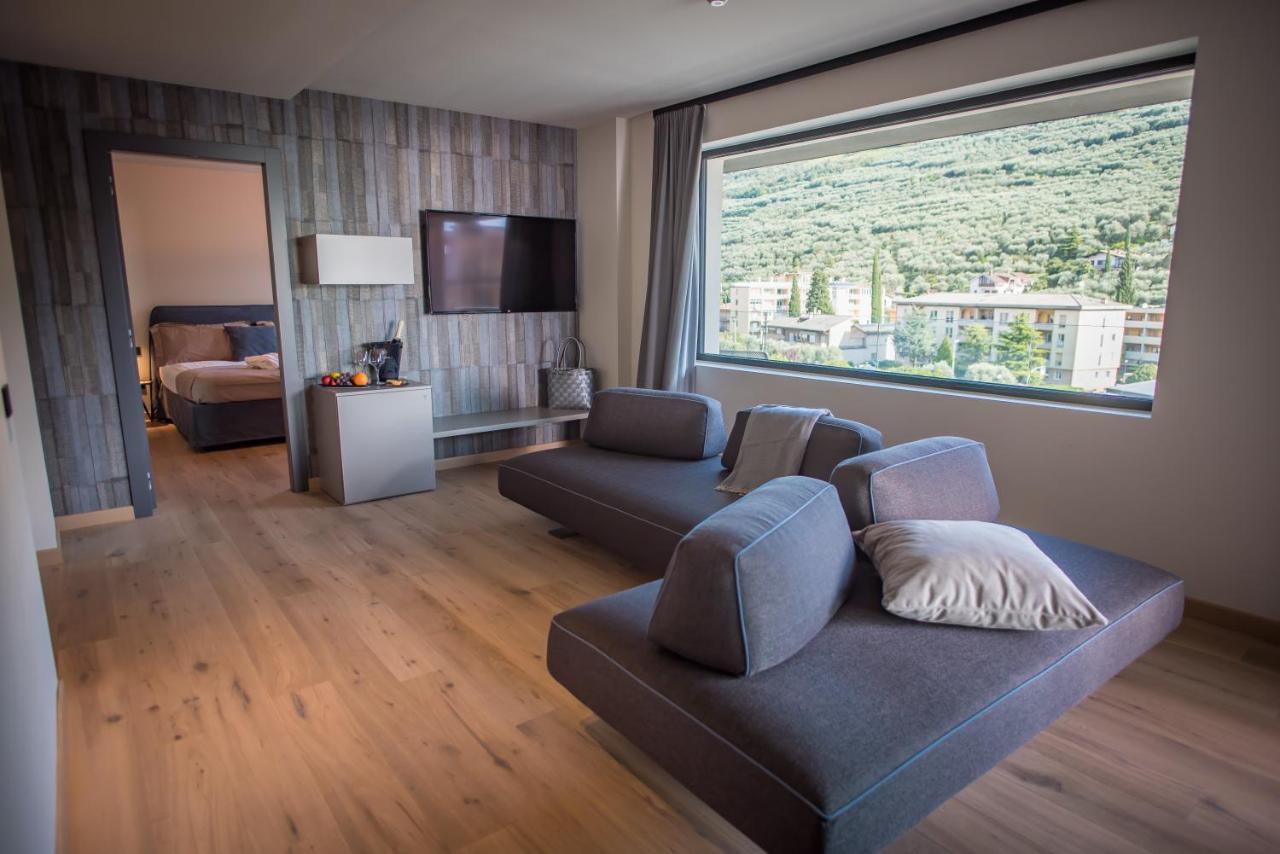 Suite con Bagno di Vapore, Vasca Idromassaggio e Vista Lago