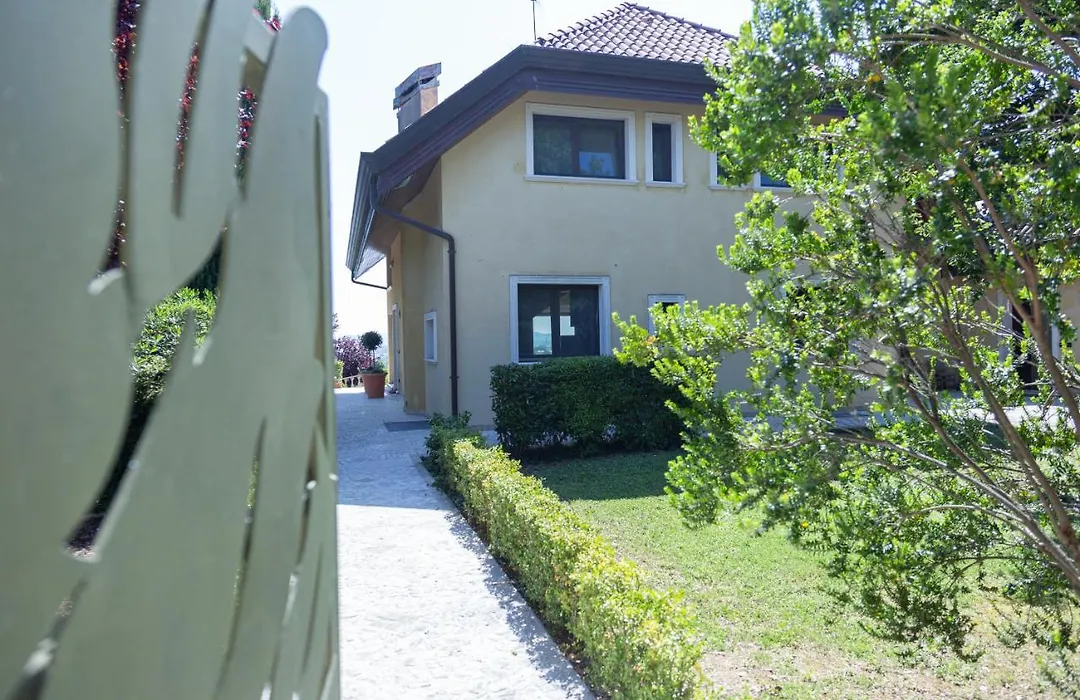 Villa Rolls - Porzione di Villa con piscina,giardino e parcheggi-1