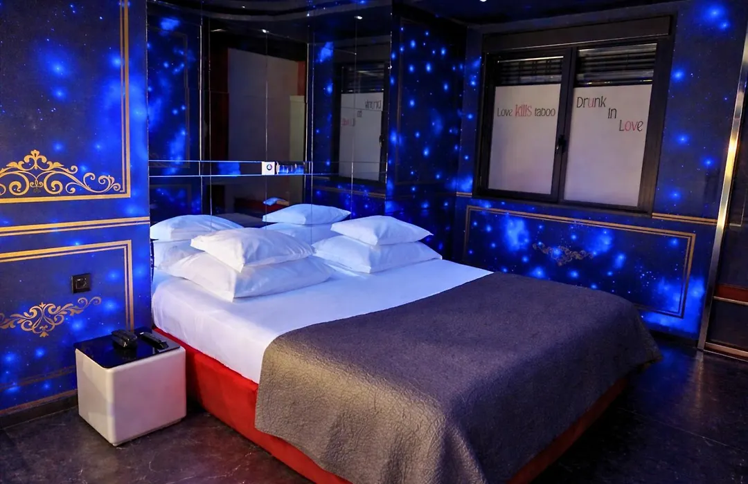 V Hotel-1