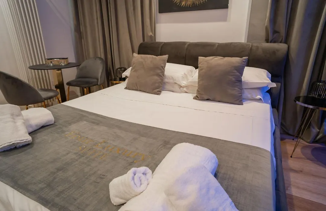 Four Luxury Suite-1