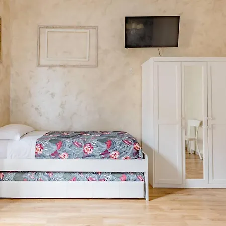 Deluxe Rooms And One Chilling Jacuzzi Suite Guesthouse-3