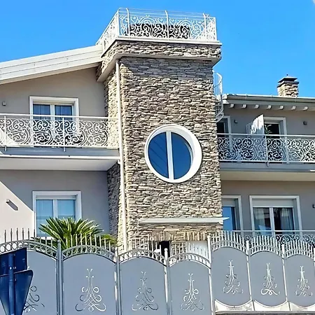 BELLAVISTA EXCLUSIVE B&B in zona centrale con piscina riscaldata-Jacuzzi vista lago LA COLAZIONE viene servita in una pasticceria rinomata ed esclusiva esterna alla struttura-2