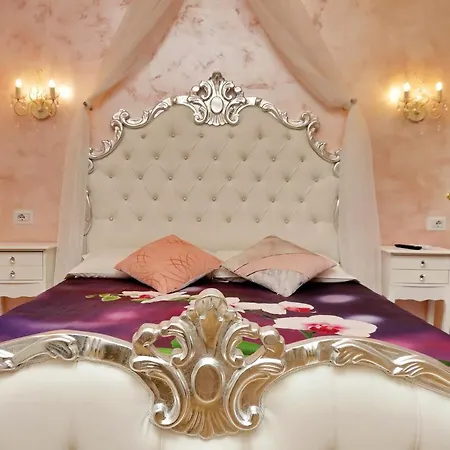 Deluxe Rooms And One Chilling Jacuzzi Suite Guesthouse-2