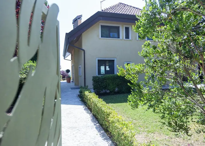 Villa Rolls - Porzione di Villa con piscina,giardino e parcheggi Riccione
