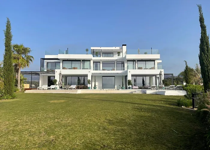 Villa Super Lujo y Privacidad en un Entorno Idílico Estepona