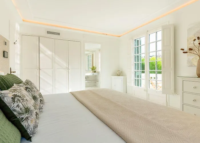 Villa De Los Leones In Heart Of Sitges By Beach And Town With A/C And Games